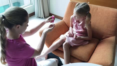 madre pintando las uñas de su hija