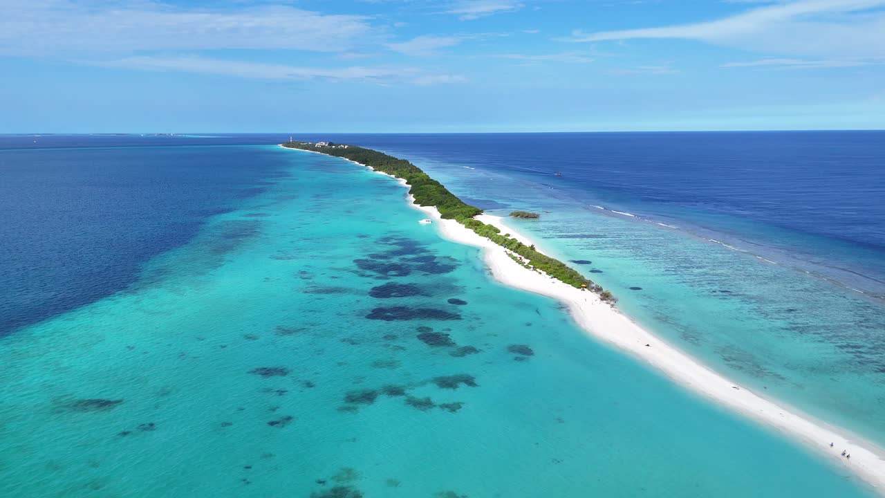 Vista Aerea del banco di sabbia dell'isola di Dhigurah e della laguna turchese, Maldive 4K.