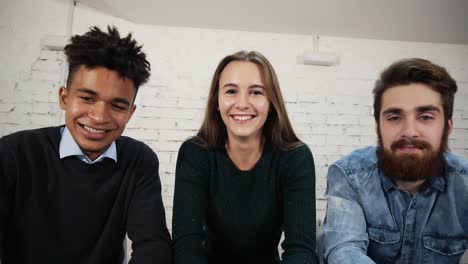 jóvenes ejecutivos de negocios que utilizan la tecnología moderna de videoconferencia desde la oficina. punto de vista de la cámara. toma en cámara lenta