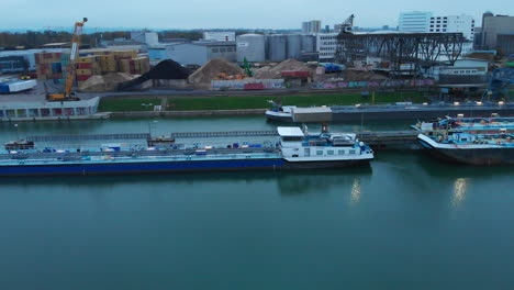 Gleiten-Sie-Entlang-Des-Öl-Flusskahnterminals-Des-Basler-Rheinhafens-30fps-4k