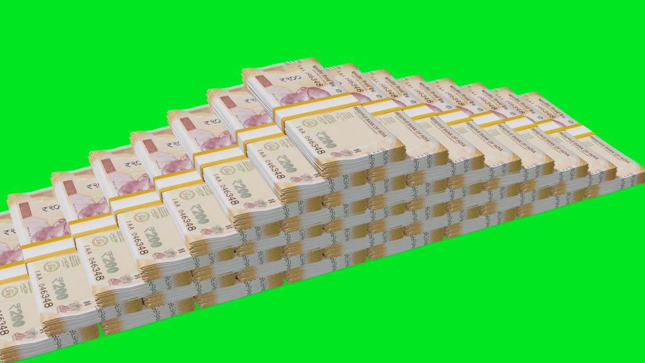 Banyak tumpukan uang dengan latar belakang chromakey. Uang kertas 200 Rupee India. Tumpukan uang.