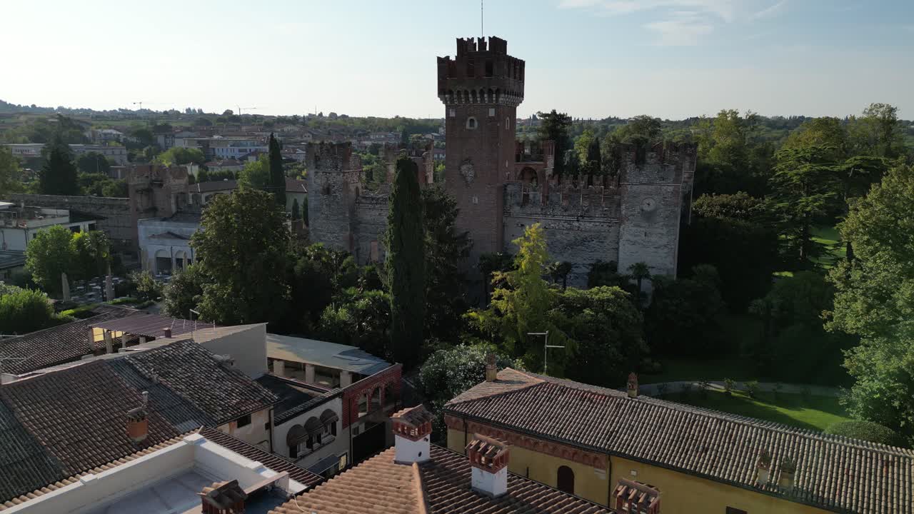 vista aérea de un hermoso castillo histórico rodeado de un exuberante paisaje verde y cielo azul castillo hecho de torres de piedra alto por encima de los alrededores presencia elegante e impresionante diseño antiguo