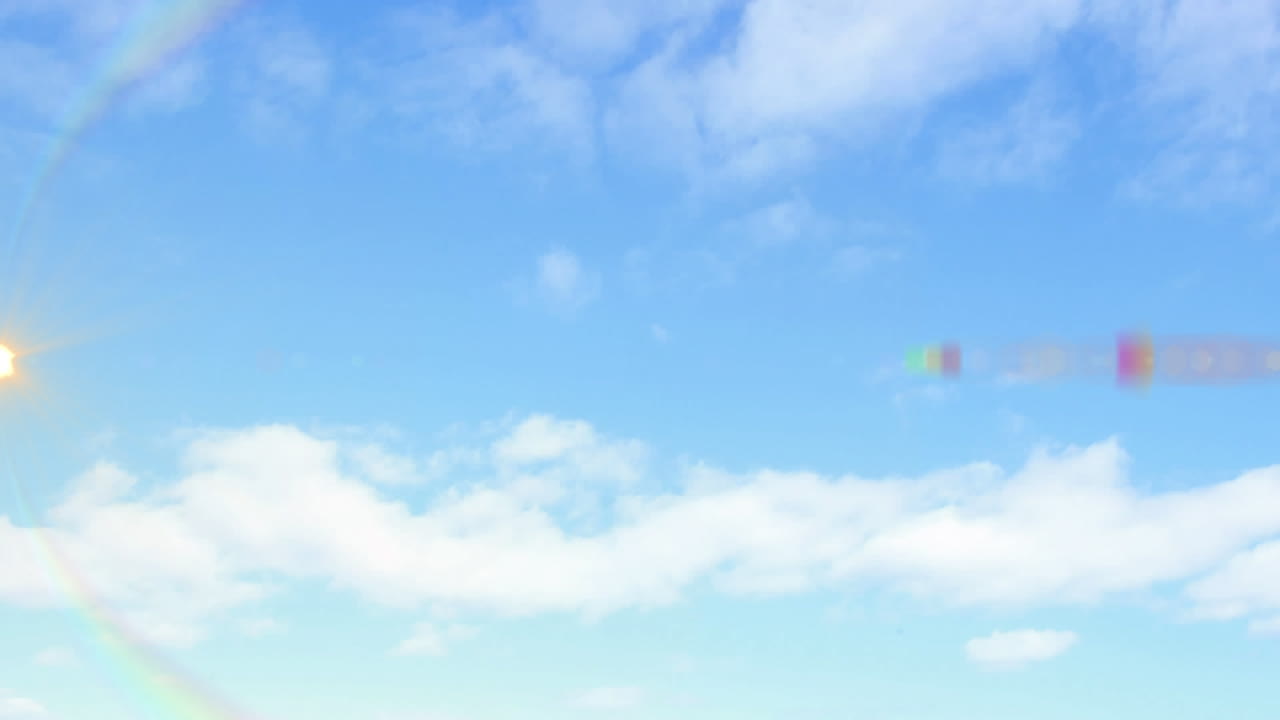 구름이 있는 하늘 위에 있는 빛의 흔적의 애니메이션