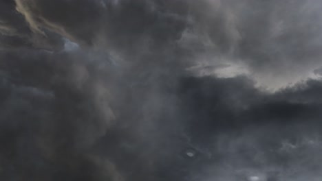 Sturmwolkenhintergrund-Und-Blitz-Am-Himmel