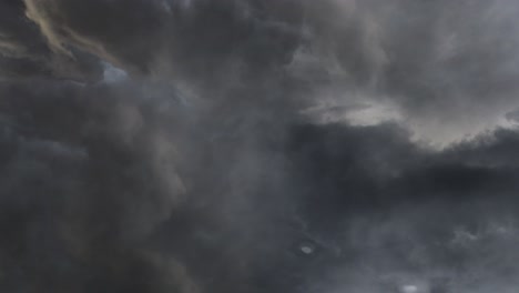 fondo de nubes de tormenta y relámpagos en el cielo