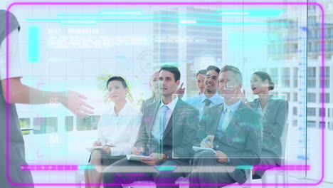 animación de la interfaz con el procesamiento de datos sobre una mujer de negocios que hace una presentación en la oficina
