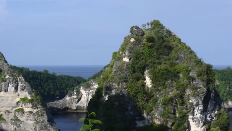 pan shot de la playa de diamantes en nusa penida, bali