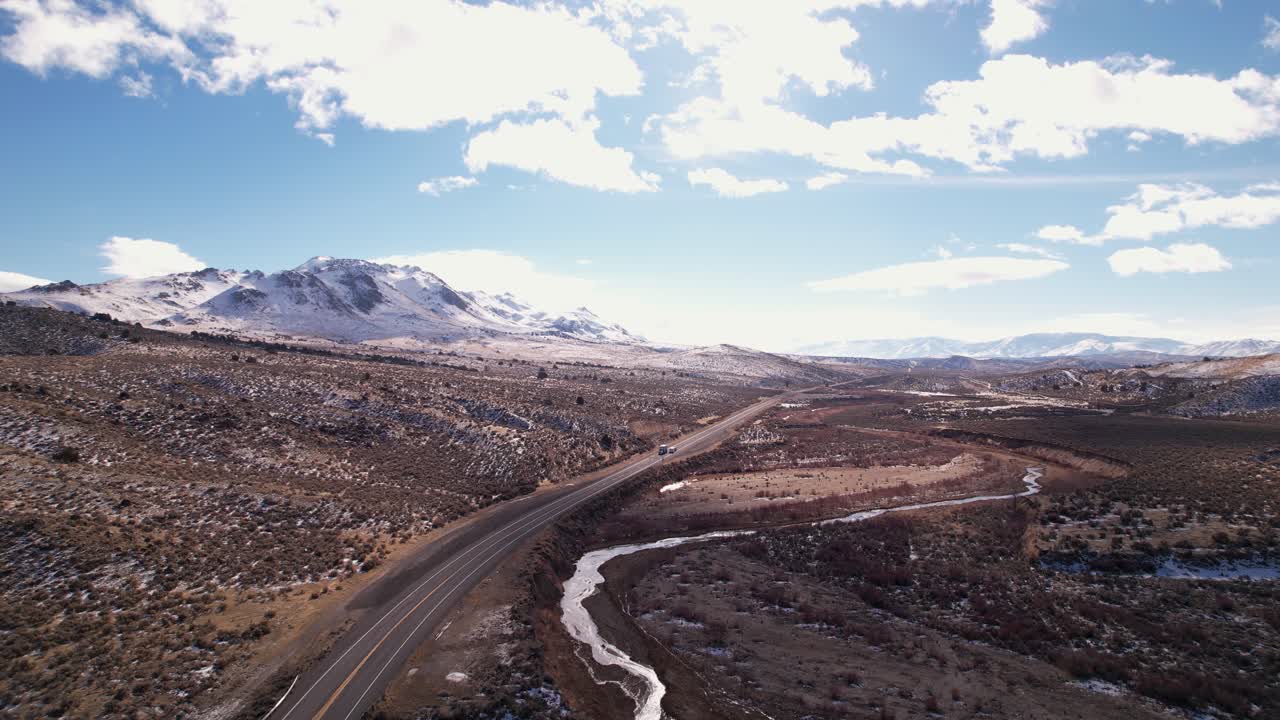 Drone survolant le paysage de montagnes pittoresques de la Sierra Nevada avec des sommets enneigés par une journée ensoleillée