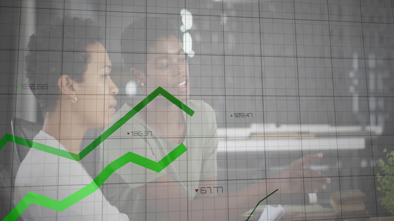 Animazione dell'elaborazione dei dati finanziari su diversi uomini d'affari in ufficio