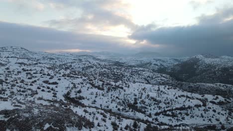 Bosque-De-Invierno-Altas-Montañas-Cubiertas-De-Nieve-Vista-Aérea-De-Las-Colinas-Nevadas