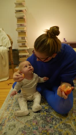madre alimentando a su bebé
