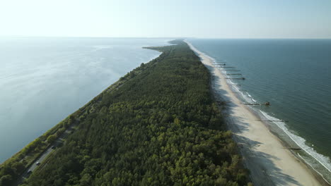 lento movimiento de retroceso aéreo sobre el lugar turístico de kuznica en la península de hel, polonia, mar báltico