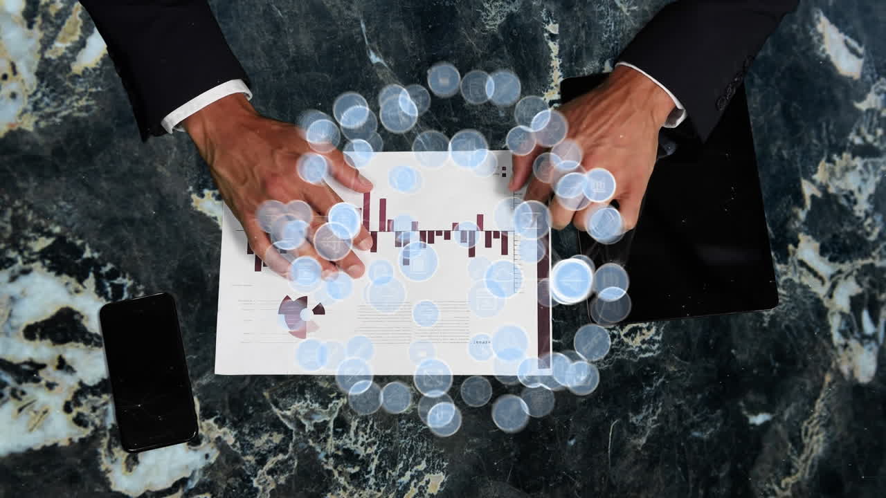 анимация сети соединений и цифровых икон, образующих глобус с бизнесменом