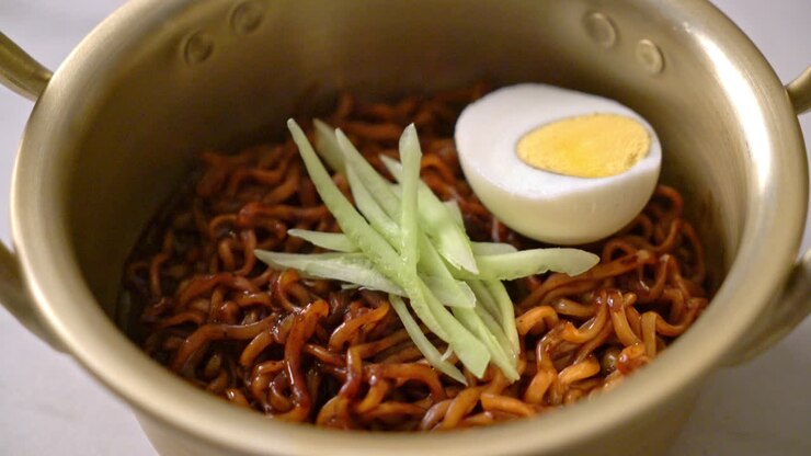 Noodles istantanei coreani con salsa di fagioli neri, guarniti con cetrioli e uovo sodo - Cucina coreana