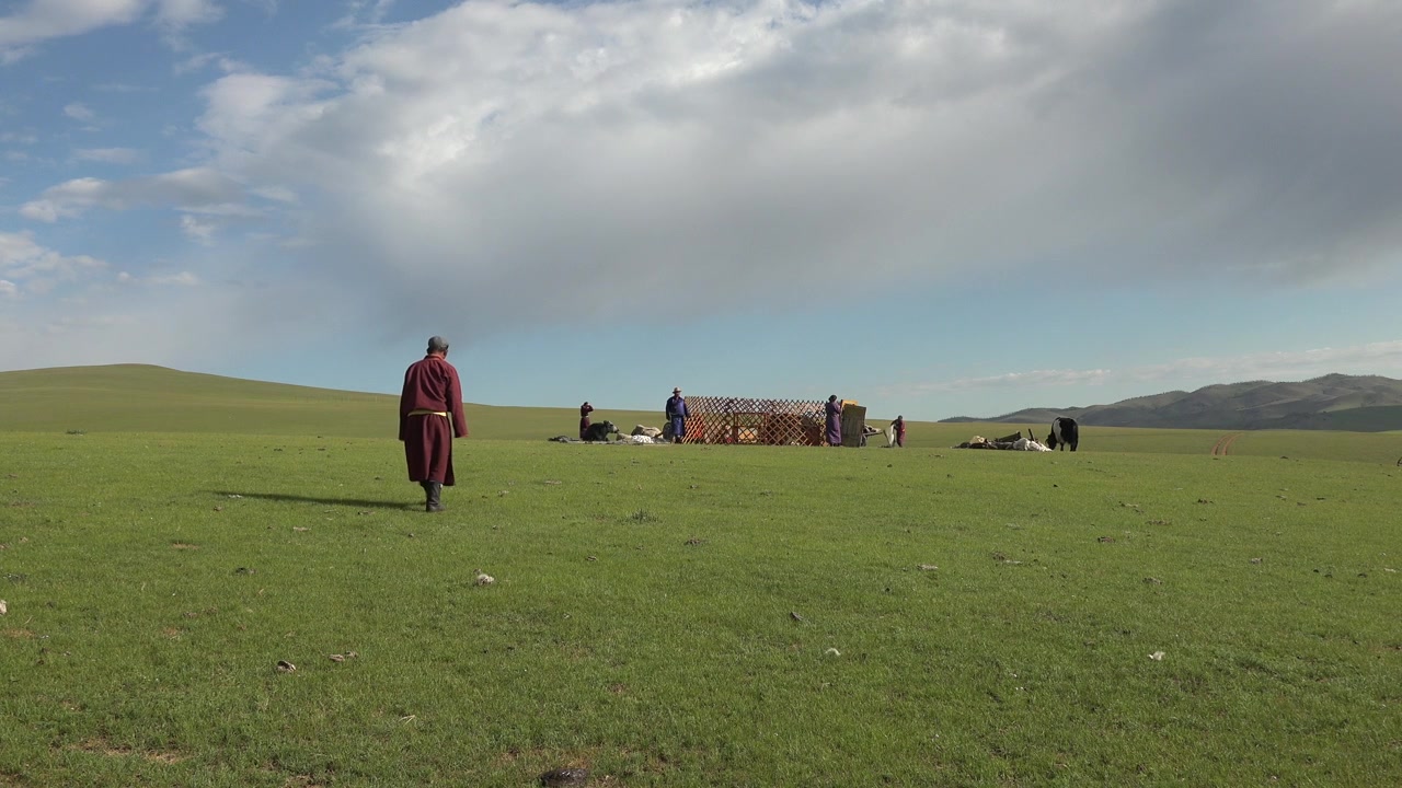 Mongolsk nomadefamilie opfører en traditionel ger på steppen