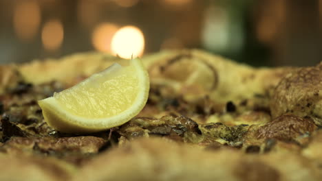 primer plano de pizza de limón recién hecha con fondo de luz de vela 4k