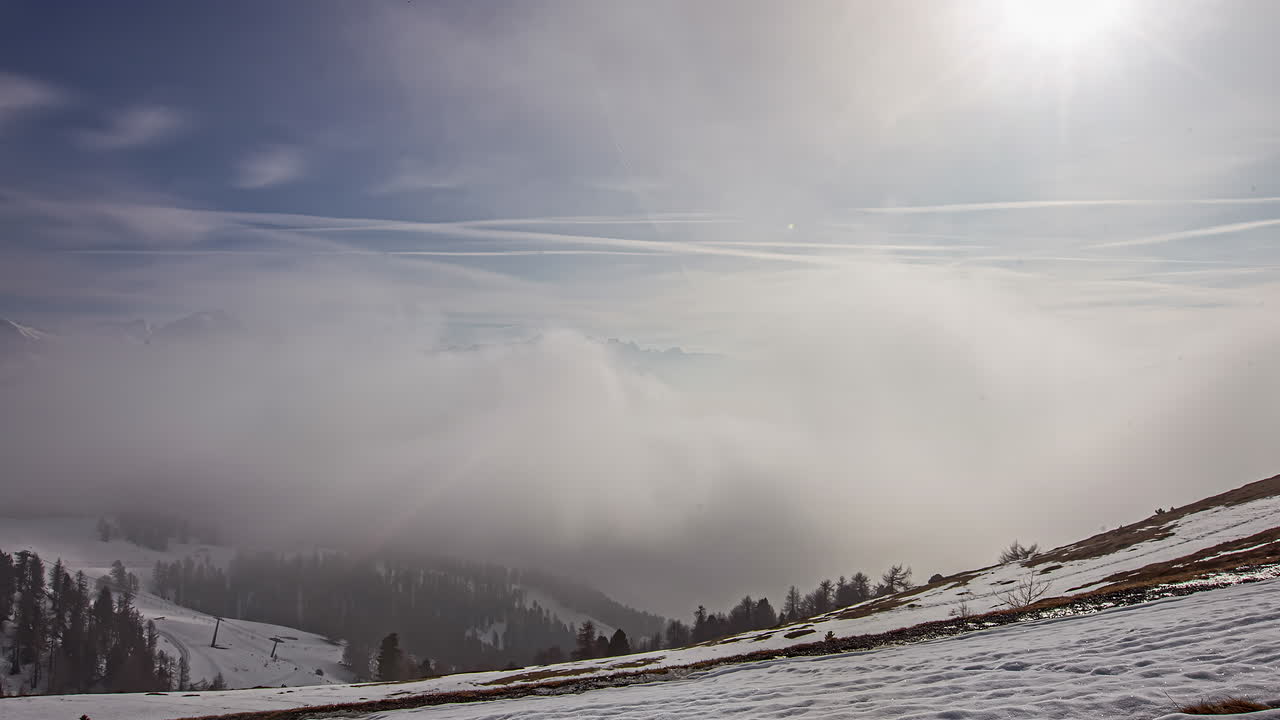 nubes nevadas y ondulantes y niebla sobre un paisaje montañoso de invierno - lapso de tiempo dinámico