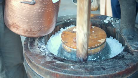 verter y romper cubitos de hielo en una máquina de helados vintage