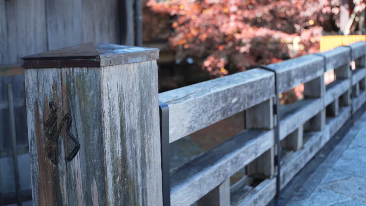 puente con hermosas hojas de naranja en el fondo en kyoto, japón iluminación suave cámara lenta 4k