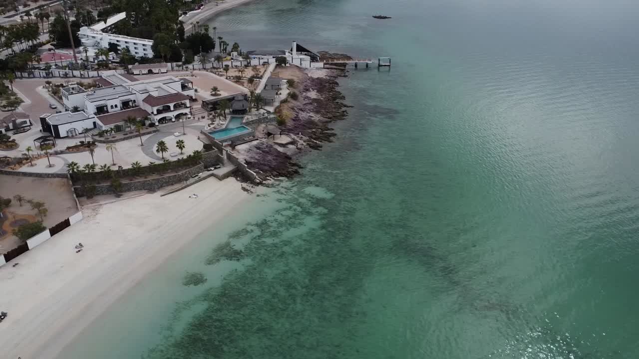 impresionante vista aérea de la playa el caymancito playa cerca de la paz, baja california sur, méxico: mar turquesa, edificios pintorescos, paisaje idílico de vacaciones