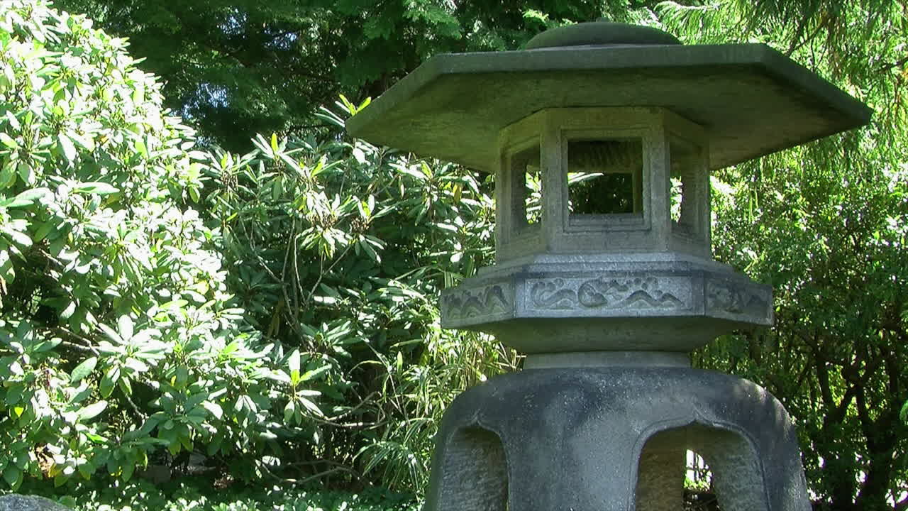 una gran linterna de piedra en un jardín japonés