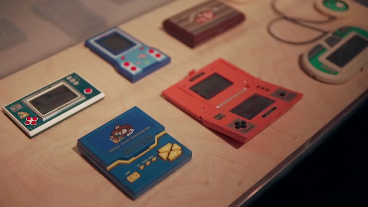 colección de consolas de juegos portátiles antiguas