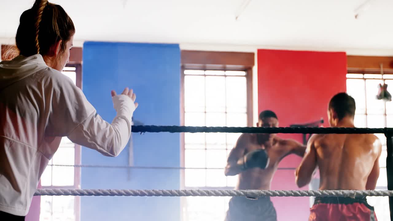 두 명의 권투 선수 가 권투 링 에서 싸우고 있다