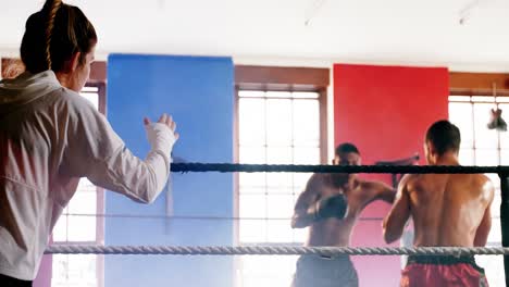 dos boxeadores luchando en el ring de boxeo