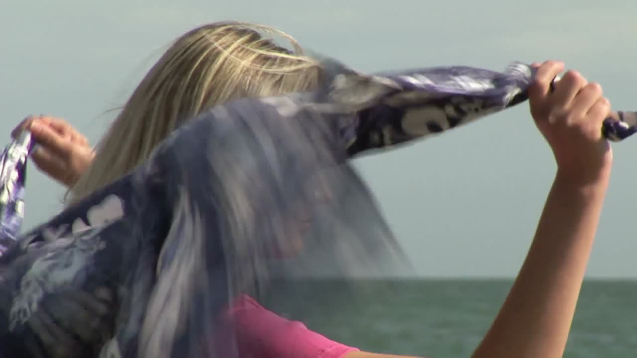 해변에서 휴식을 취하는 여자