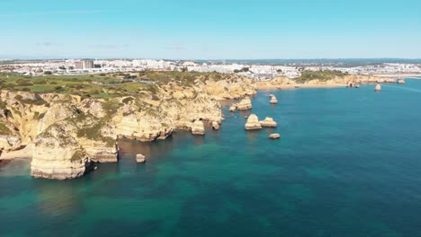 vista panorámica de la costa rocosa de lagos contra el paisaje urbano