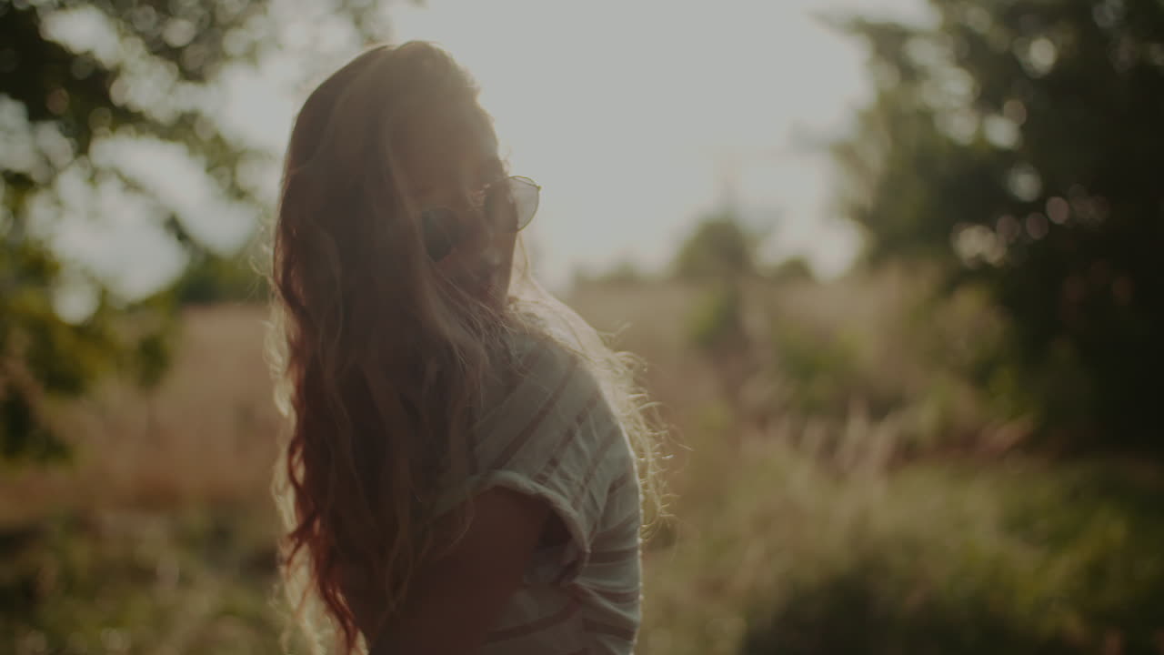 feliz, atractiva, alegre, mujer, hippie, bailando, y, ambulante, en, el, sol, 6