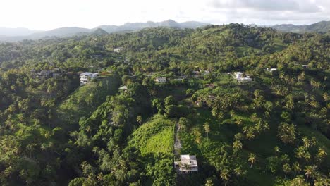 Vista-Aérea-De-La-Verde-Cordillera-Del-Monte-Rojo-Sobre-La-Bahía-De-Samaná-En-La-República-Dominicana