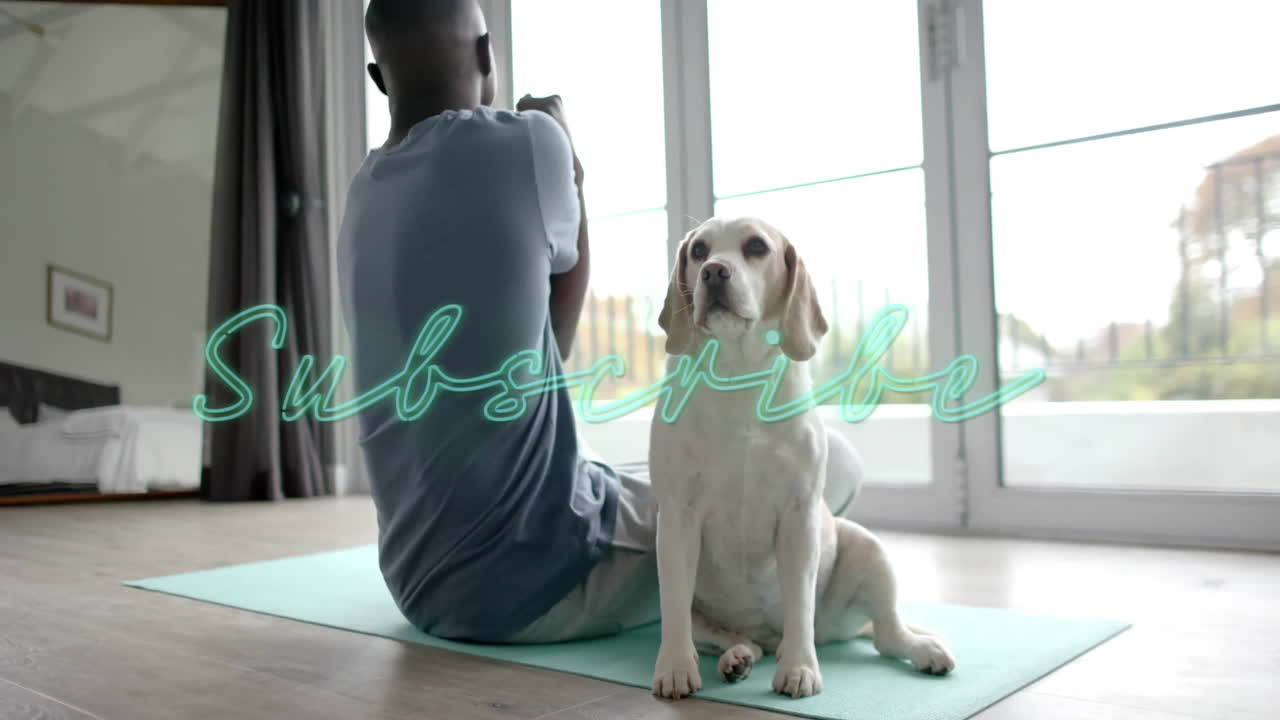 집에서 개와 함께 운동하는 두 인종의 남성에 대한 구독 텍스트의 애니메이션