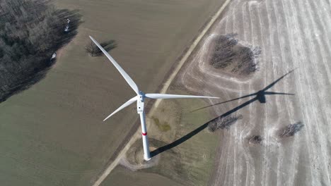 Molino-De-Viento-Disparado-Desde-Arriba-Con-Su-Sombra