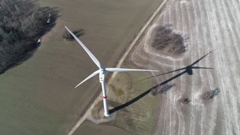 molino de viento disparado desde arriba con su sombra