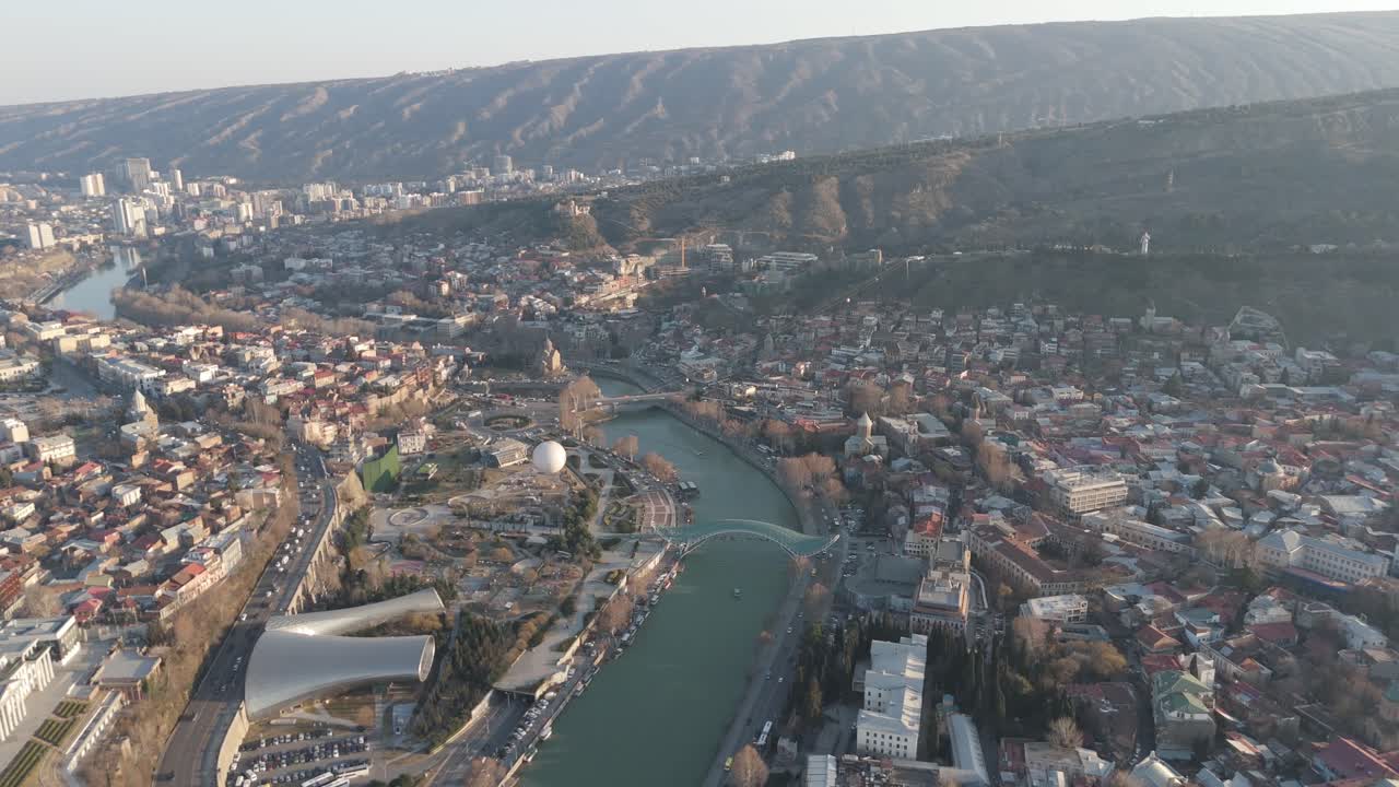 Vista aérea de la ciudad de Tiflis con el río Kura y el Puente de la Paz, Georgia