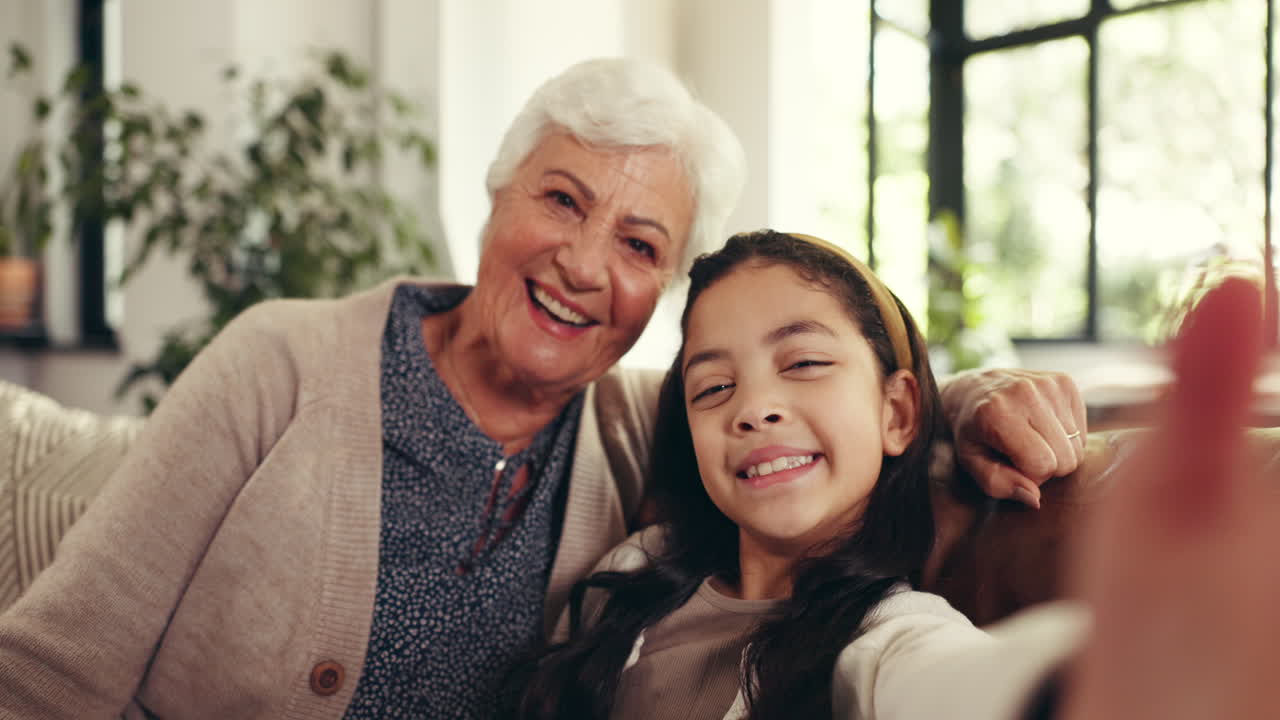 Nonni e nipoti che creano un legame a casa