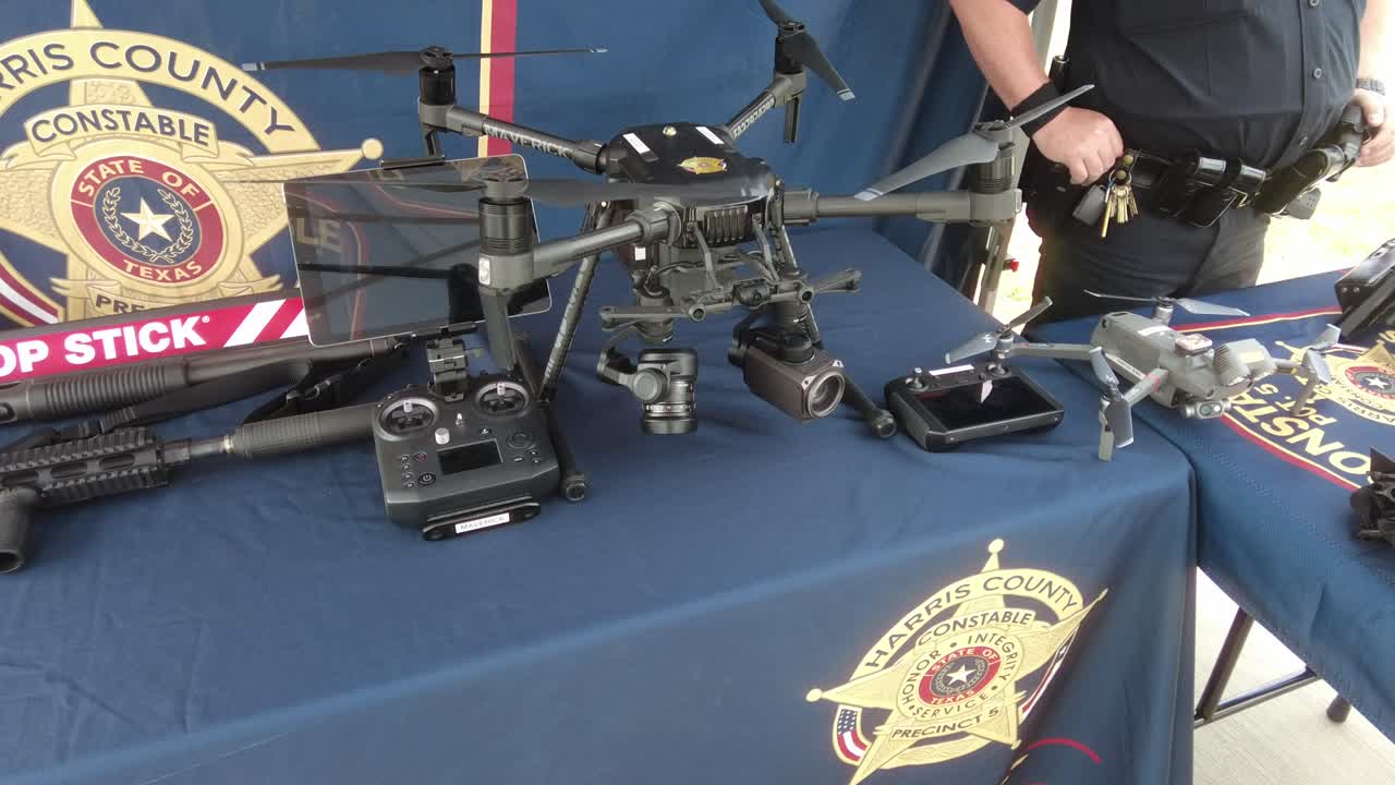 la policía muestra al público su equipo y responde preguntas en la parte de atrás del evento azul