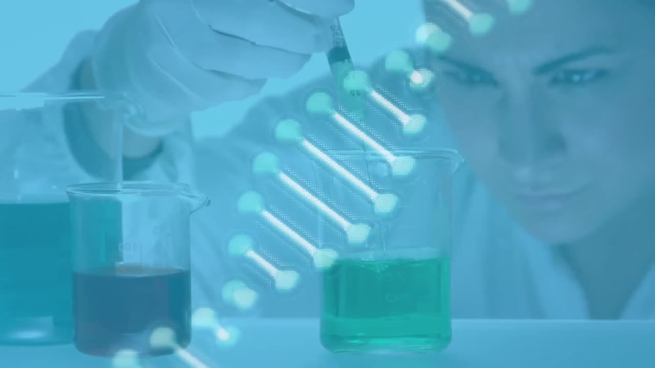 Laboratuvardaki Kafkas kadın bilim insanının üzerinde DNA zinciri animasyonu.