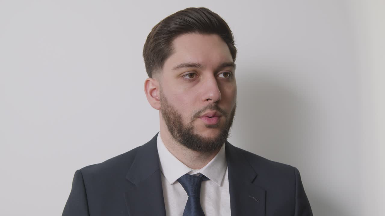 사무실에서 면접을 위해 호출되기 전에 준비하는 남성 후보자