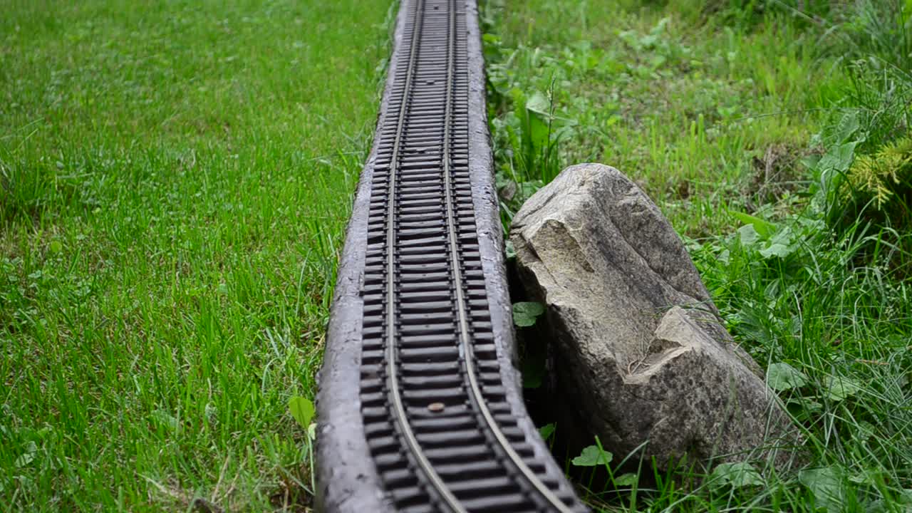Ferrovia in miniatura e locomotiva. Ferrovia in miniatura e locomotiva. Parco-museo "Carpazi in Miniatura", città di Yaremche, Ucraina