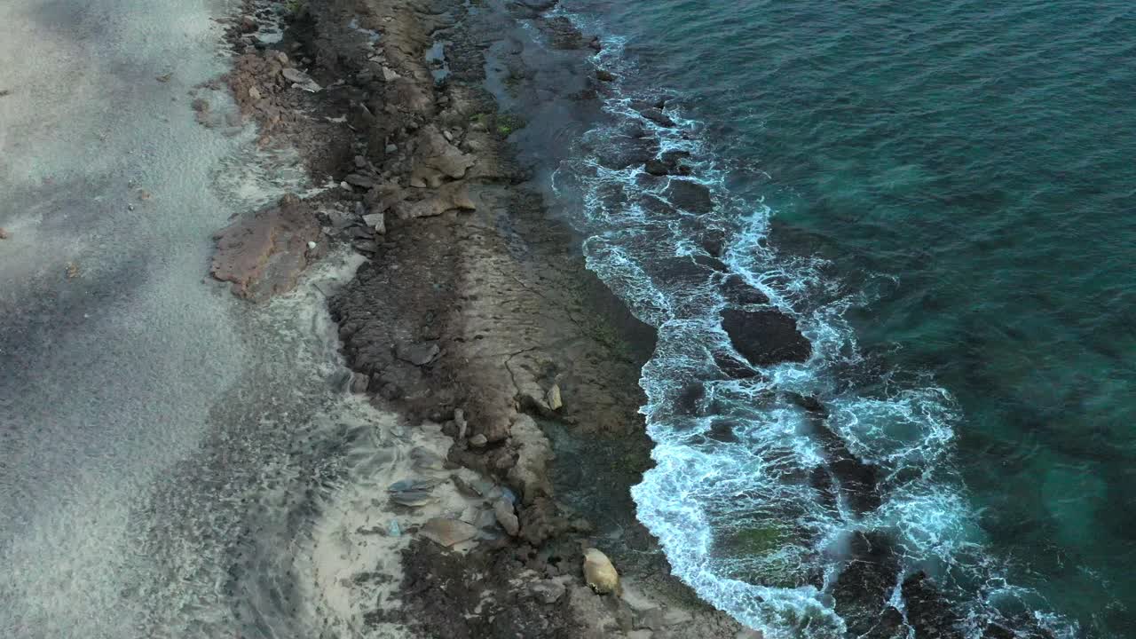Onde che si infrangono sulla Bikini Beach a Santa Maria, Capo Verde - Ripresa aerea