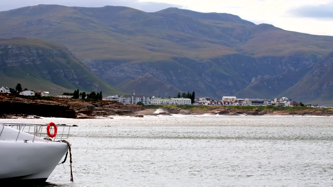 새 항구에서 바다  헤르마누스의 거친 해안선과 산을 볼 수 있습니다.