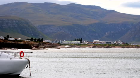 vista desde el nuevo puerto de la escarpada costa y las montañas de la costa hermanus