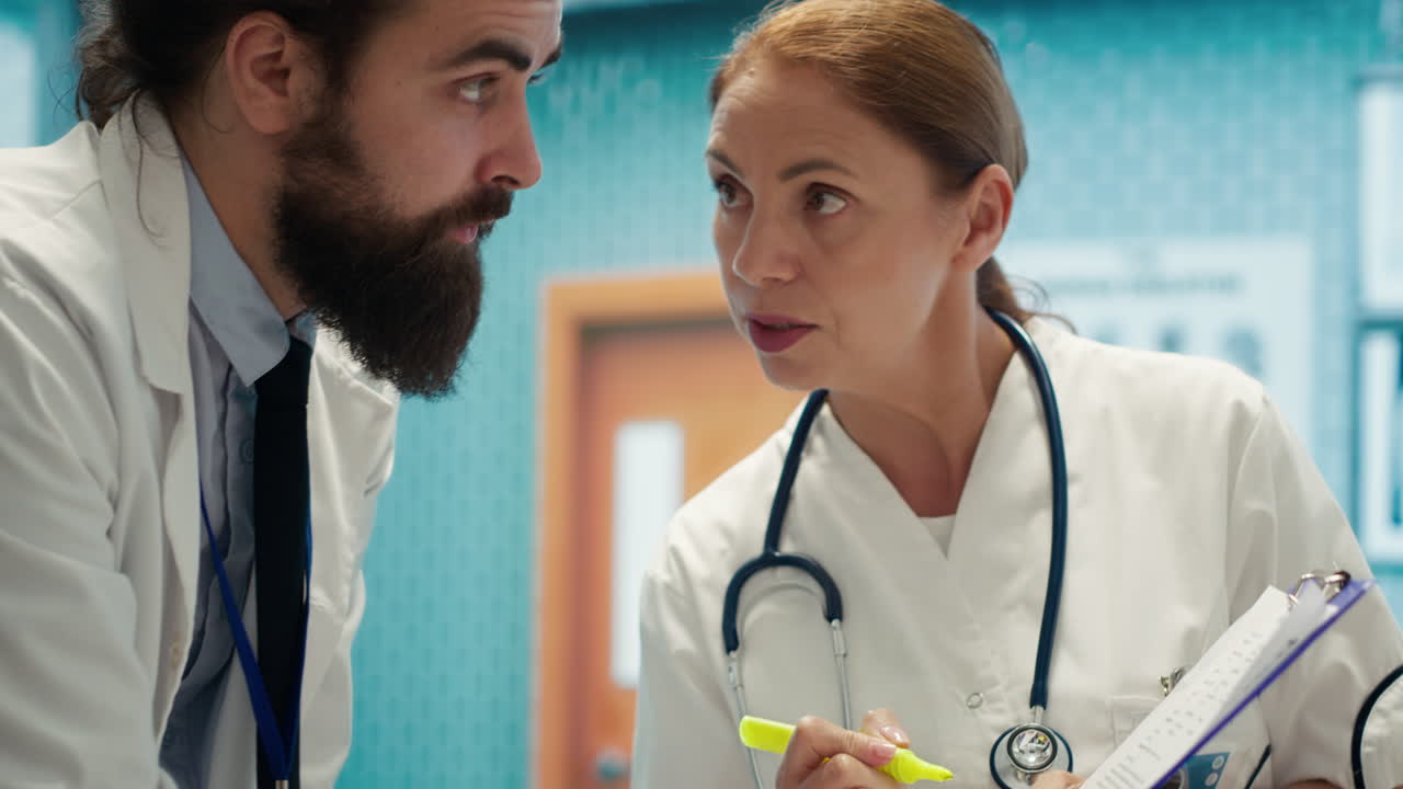 Medici che collaborano all'assistenza del paziente in ospedale