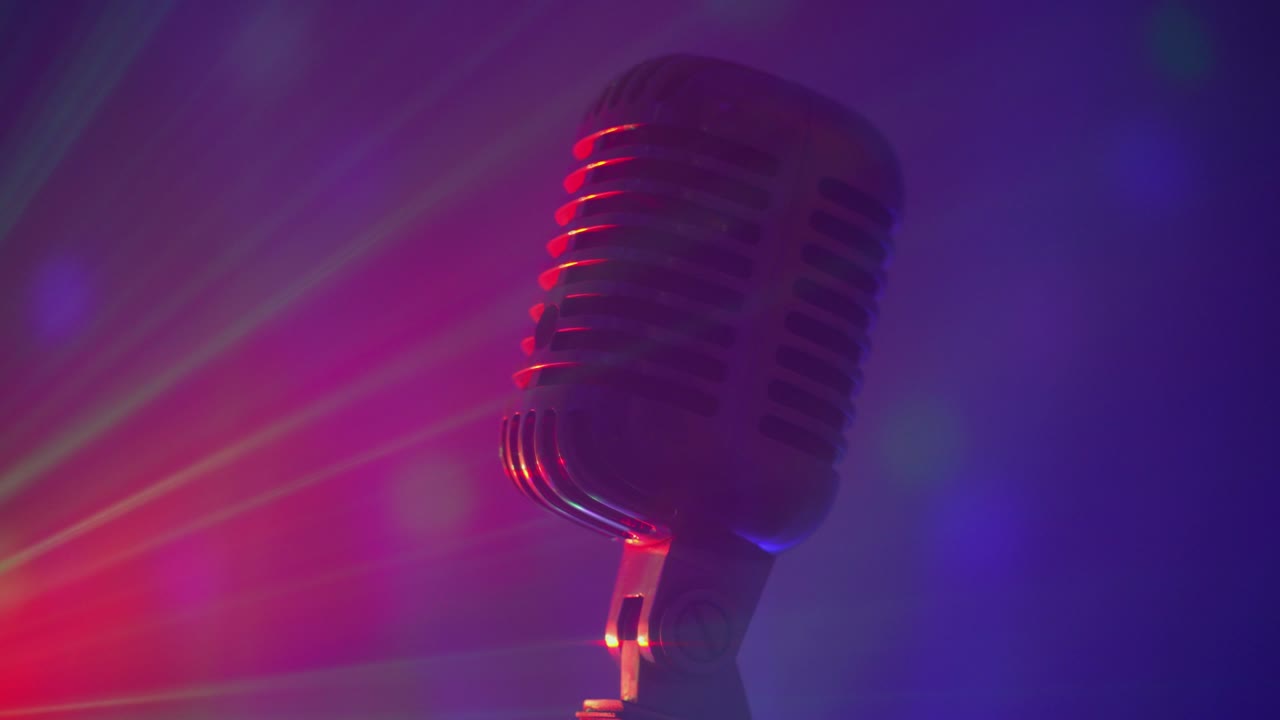 micrófono vintage con luces de discoteca en el escenario. actuación en vivo o concepto de karaoke.