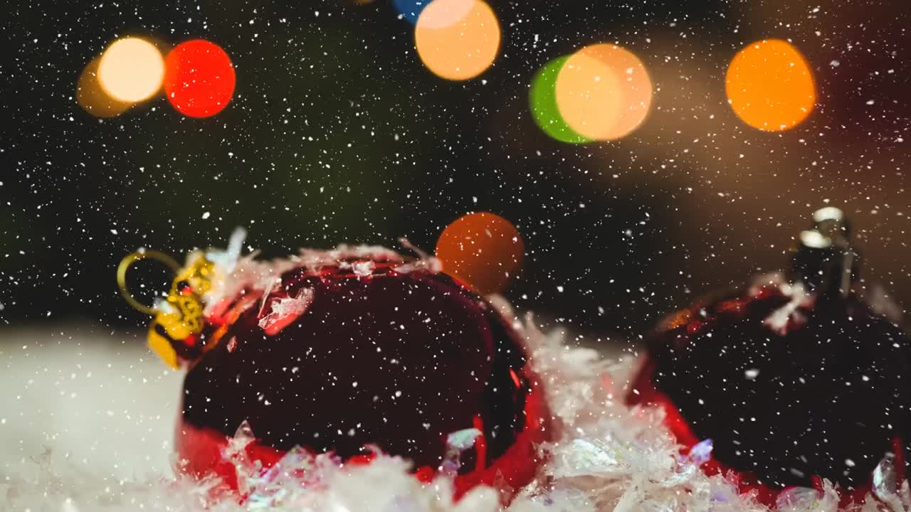 animación de la nieve cayendo sobre las bolas de navidad