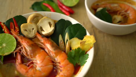 sopa agria picante con camarones