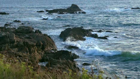 Cámara-Lenta:-Olas-Rompiendo-En-Rocas