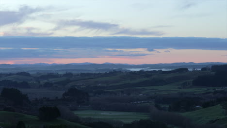 Puesta-De-Sol-Sobre-El-Campo-En-Pokeno,-Nueva-Zelanda